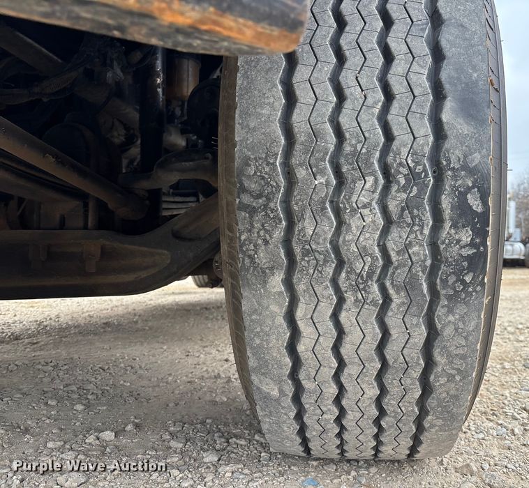 image for item EE1390 2014 Kenworth T800 semi truck