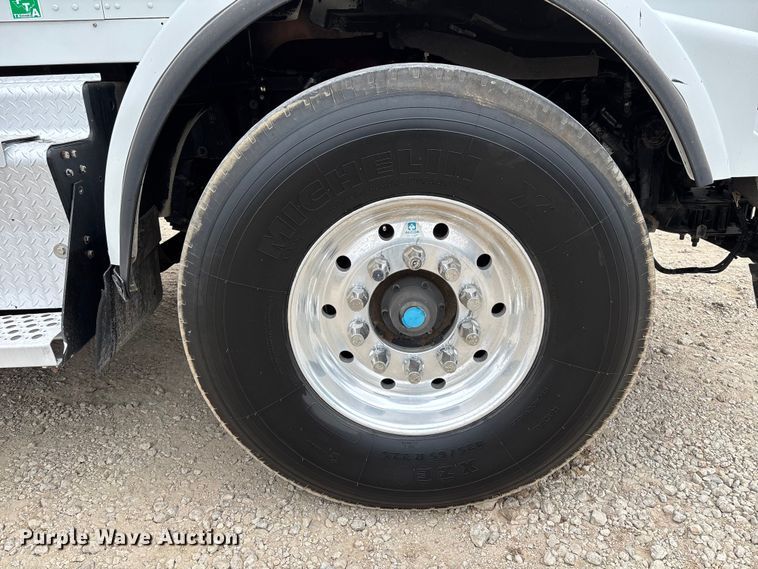 image for item EE1390 2014 Kenworth T800 semi truck