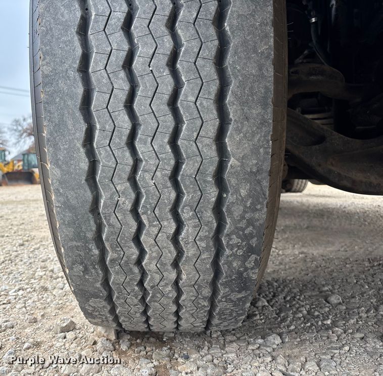 image for item EE1390 2014 Kenworth T800 semi truck