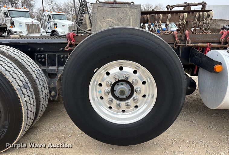 image for item EE1390 2014 Kenworth T800 semi truck