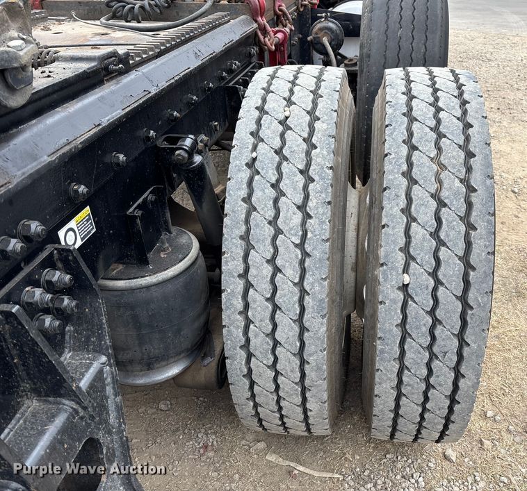 image for item EE1390 2014 Kenworth T800 semi truck