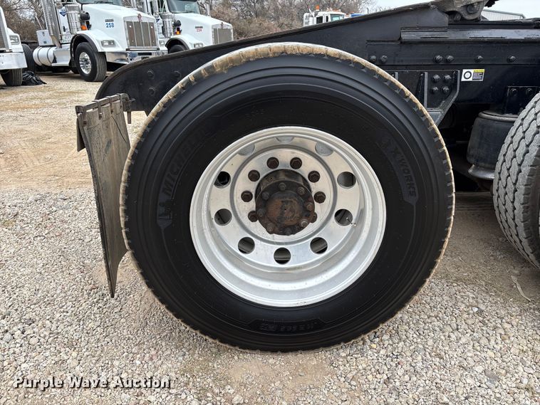 image for item EE1390 2014 Kenworth T800 semi truck