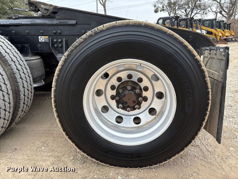 image for item EE1390 2014 Kenworth T800 semi truck