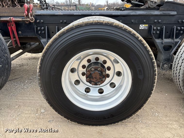 image for item EE1390 2014 Kenworth T800 semi truck