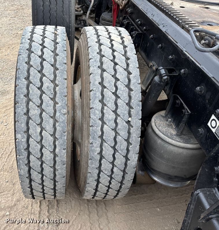 image for item EE1390 2014 Kenworth T800 semi truck