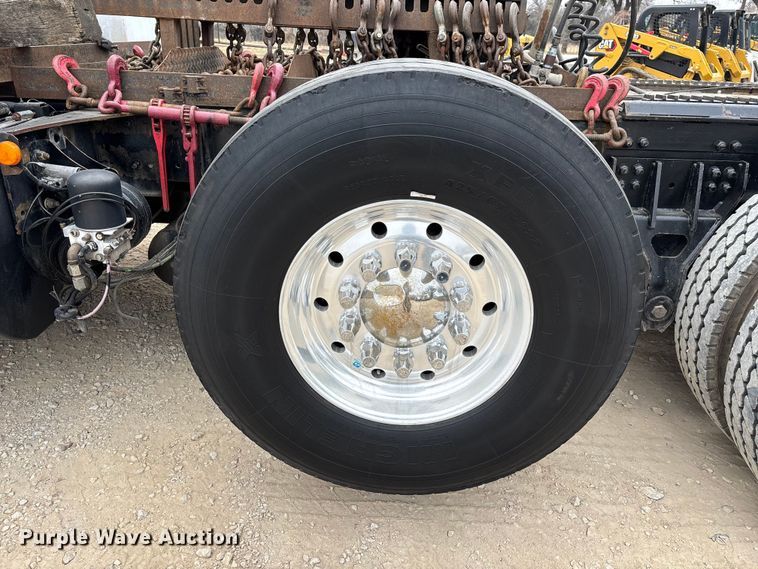 image for item EE1390 2014 Kenworth T800 semi truck