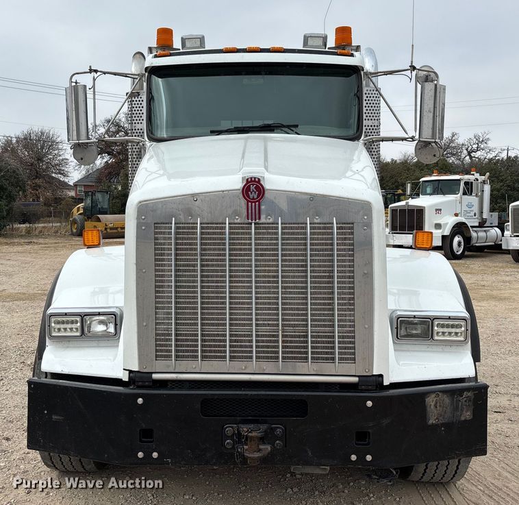 image for item EE1391 2015 Kenworth T800 semi truck