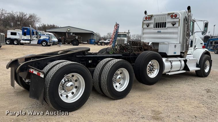 image for item EE1391 2015 Kenworth T800 semi truck
