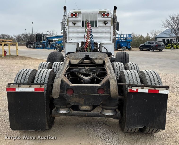 image for item EE1391 2015 Kenworth T800 semi truck