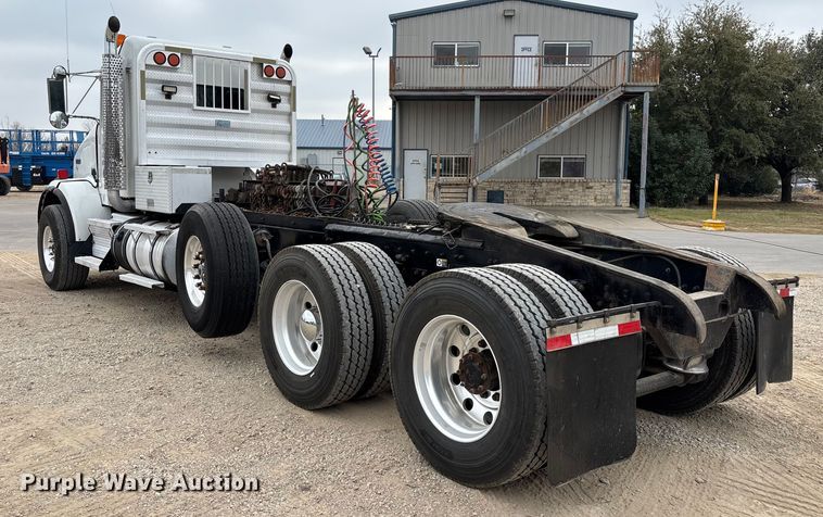 image for item EE1391 2015 Kenworth T800 semi truck