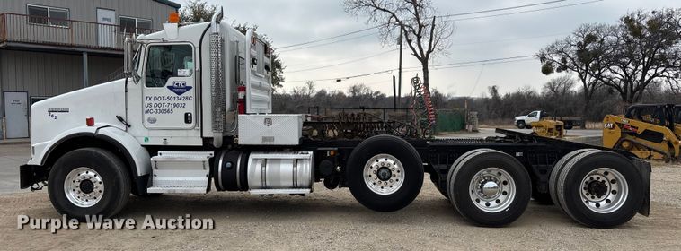 image for item EE1391 2015 Kenworth T800 semi truck