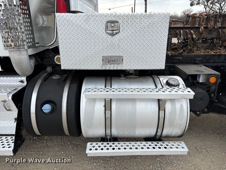 image for item EE1391 2015 Kenworth T800 semi truck