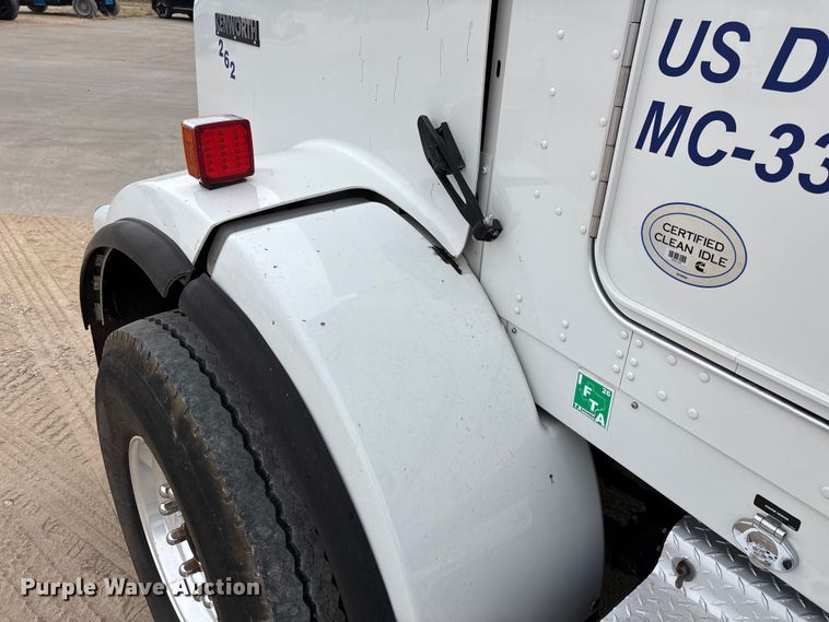 image for item EE1391 2015 Kenworth T800 semi truck