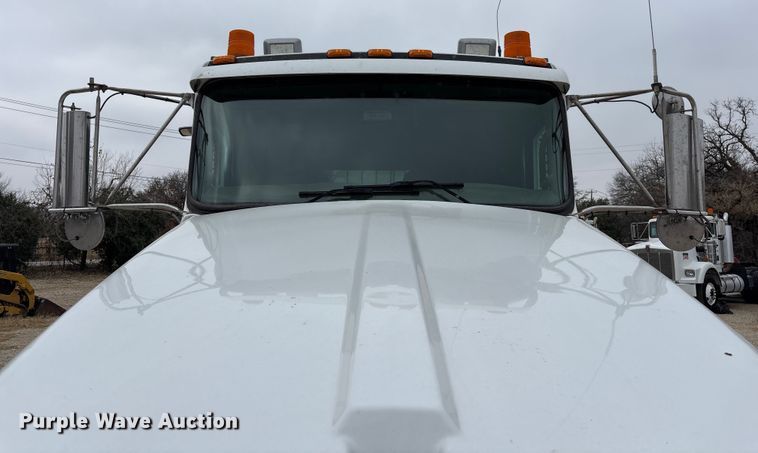 image for item EE1391 2015 Kenworth T800 semi truck