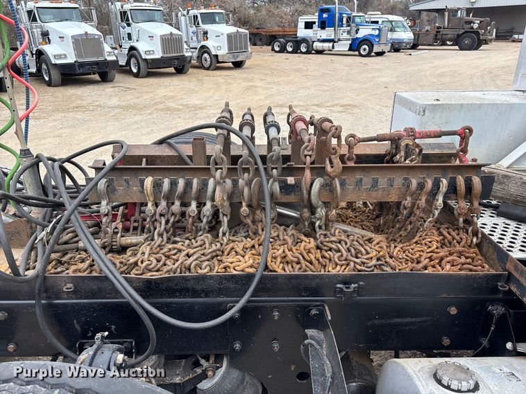 image for item EE1391 2015 Kenworth T800 semi truck