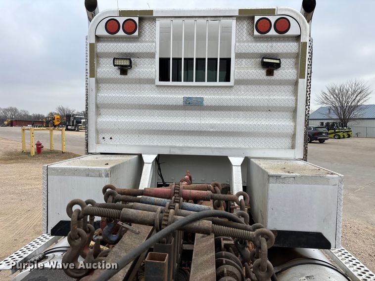 image for item EE1391 2015 Kenworth T800 semi truck