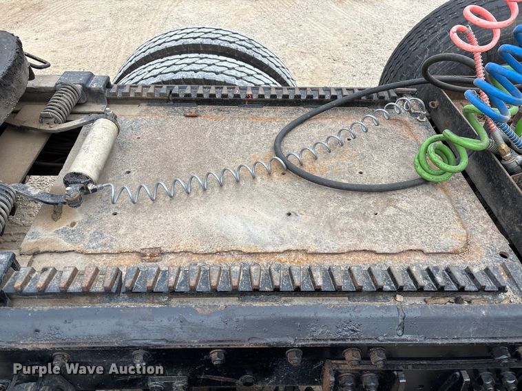 image for item EE1391 2015 Kenworth T800 semi truck