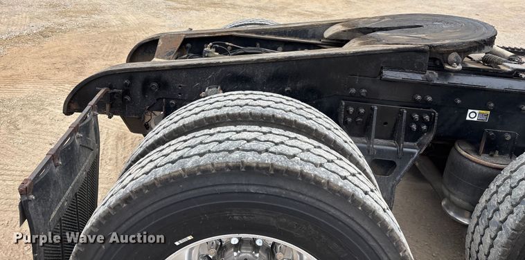 image for item EE1391 2015 Kenworth T800 semi truck