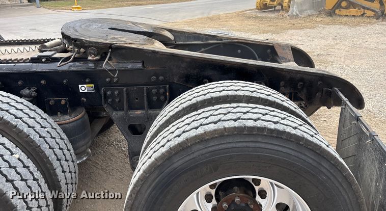 image for item EE1391 2015 Kenworth T800 semi truck