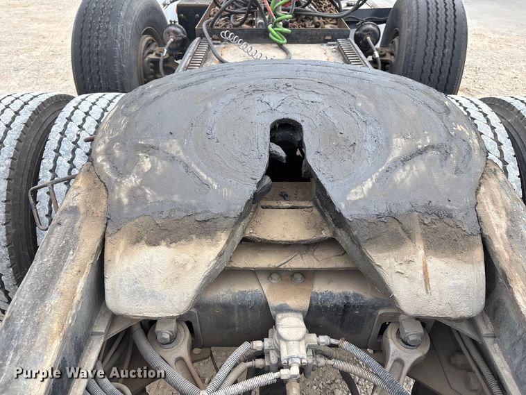 image for item EE1391 2015 Kenworth T800 semi truck