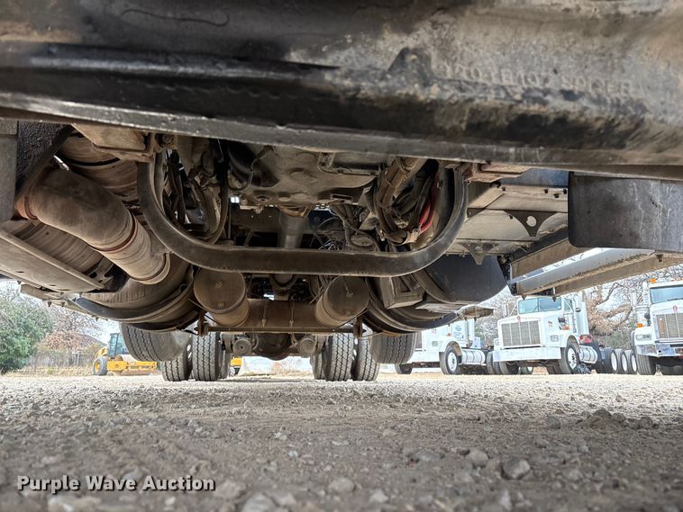 image for item EE1391 2015 Kenworth T800 semi truck