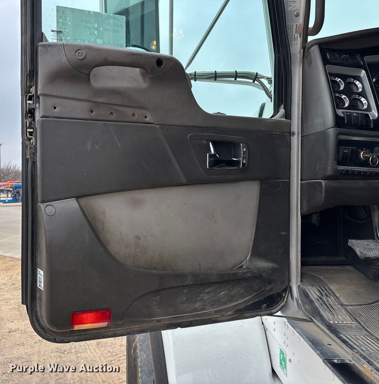 image for item EE1391 2015 Kenworth T800 semi truck