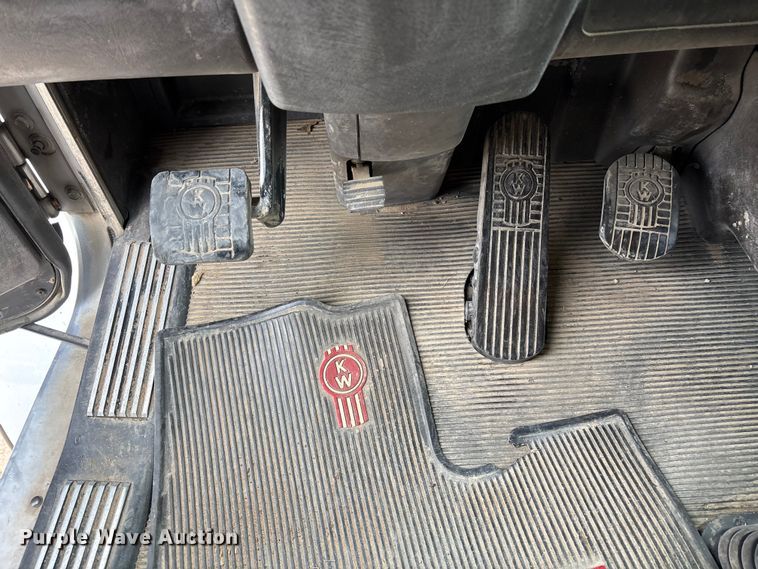 image for item EE1391 2015 Kenworth T800 semi truck