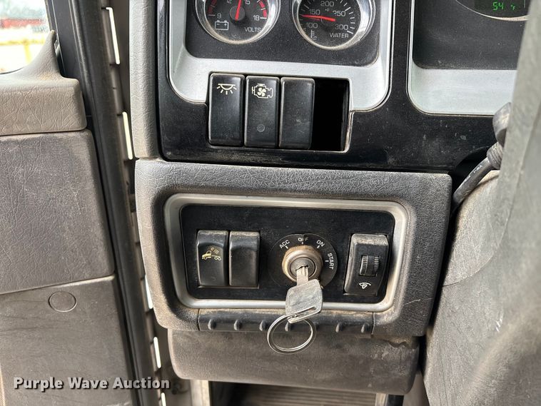 image for item EE1391 2015 Kenworth T800 semi truck