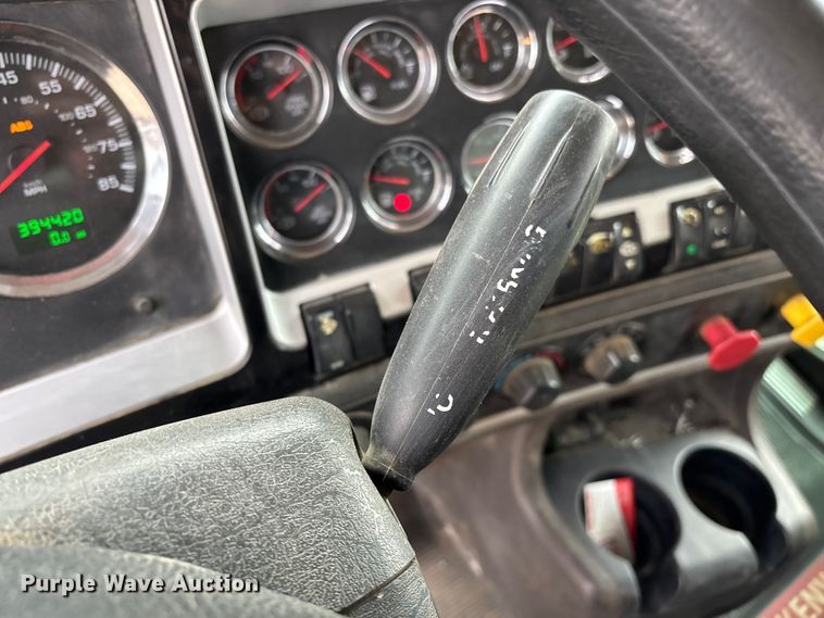 image for item EE1391 2015 Kenworth T800 semi truck