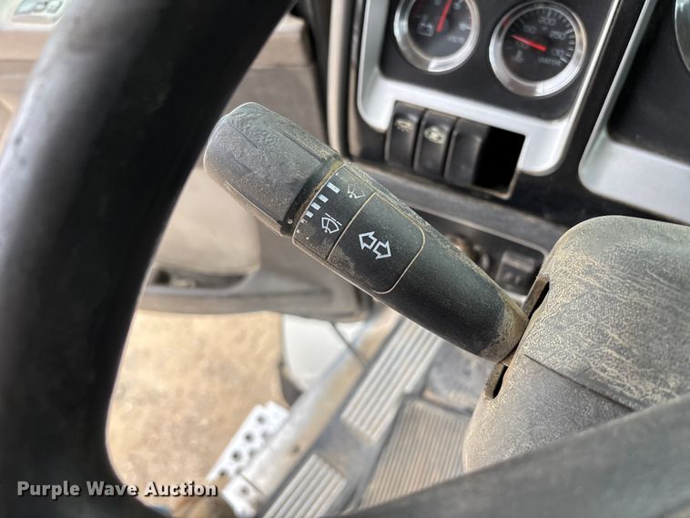 image for item EE1391 2015 Kenworth T800 semi truck