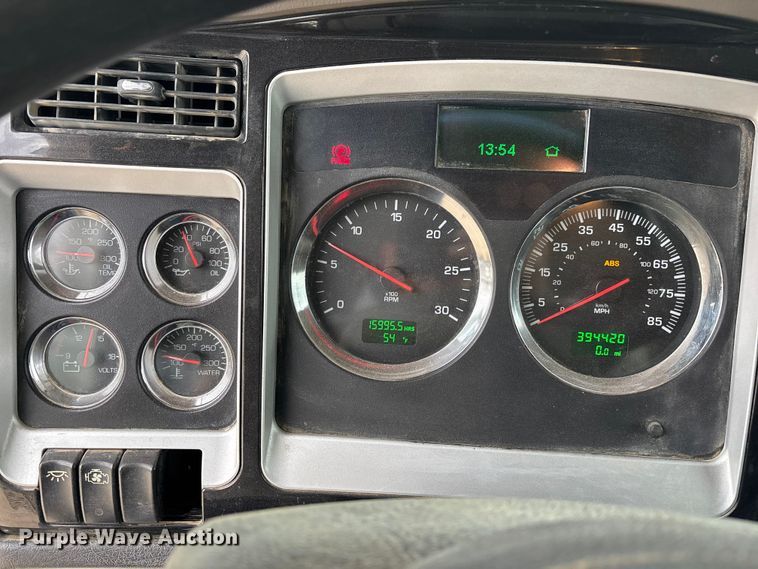 image for item EE1391 2015 Kenworth T800 semi truck