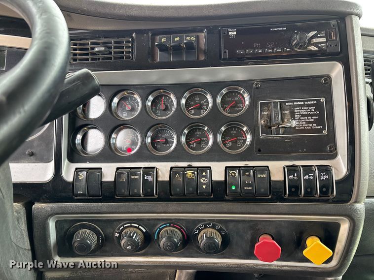 image for item EE1391 2015 Kenworth T800 semi truck