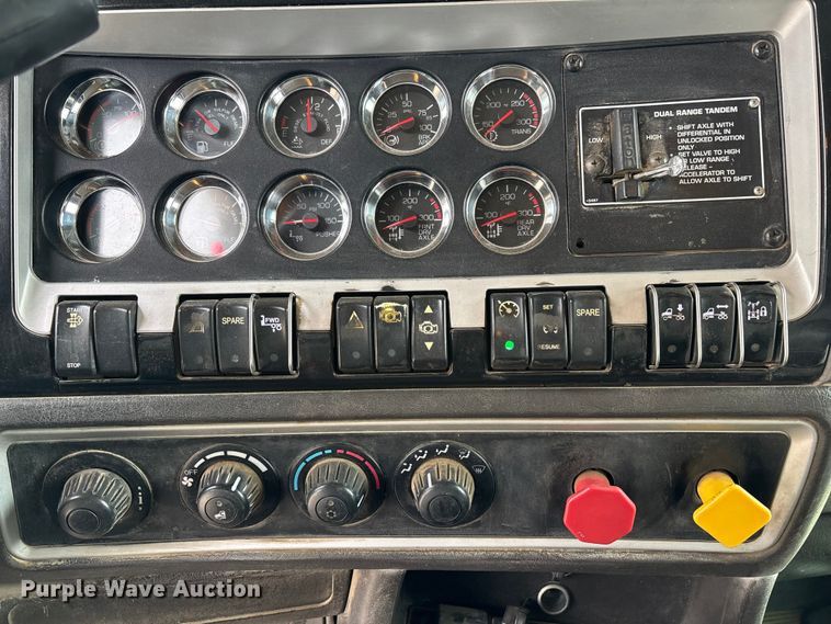 image for item EE1391 2015 Kenworth T800 semi truck