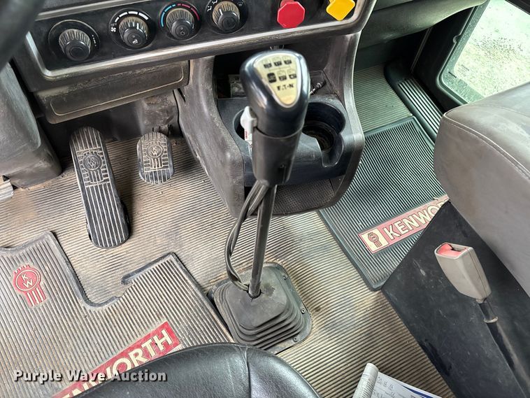 image for item EE1391 2015 Kenworth T800 semi truck