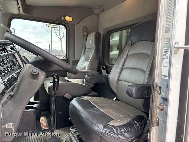 image for item EE1391 2015 Kenworth T800 semi truck