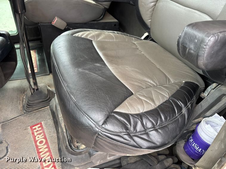 image for item EE1391 2015 Kenworth T800 semi truck