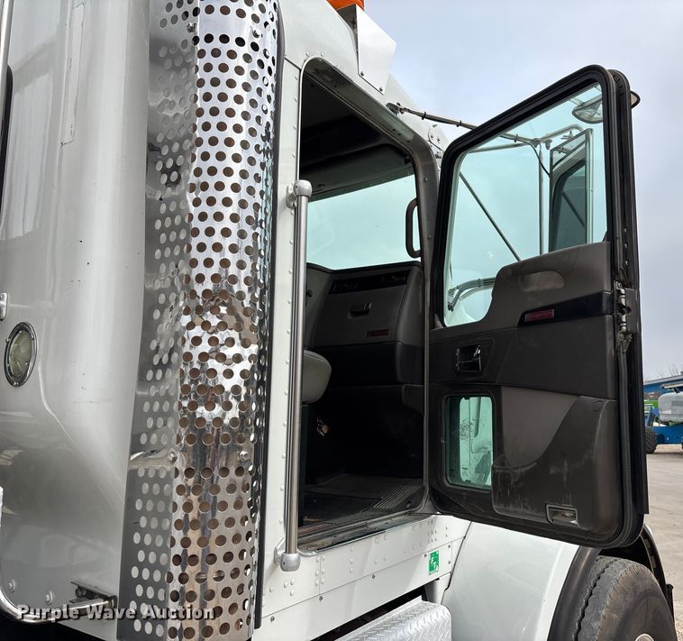 image for item EE1391 2015 Kenworth T800 semi truck