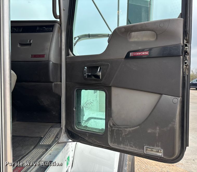 image for item EE1391 2015 Kenworth T800 semi truck