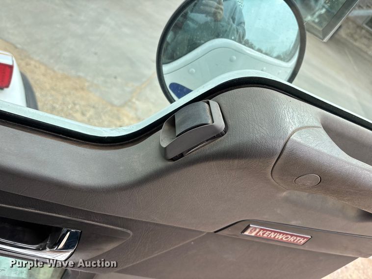 image for item EE1391 2015 Kenworth T800 semi truck