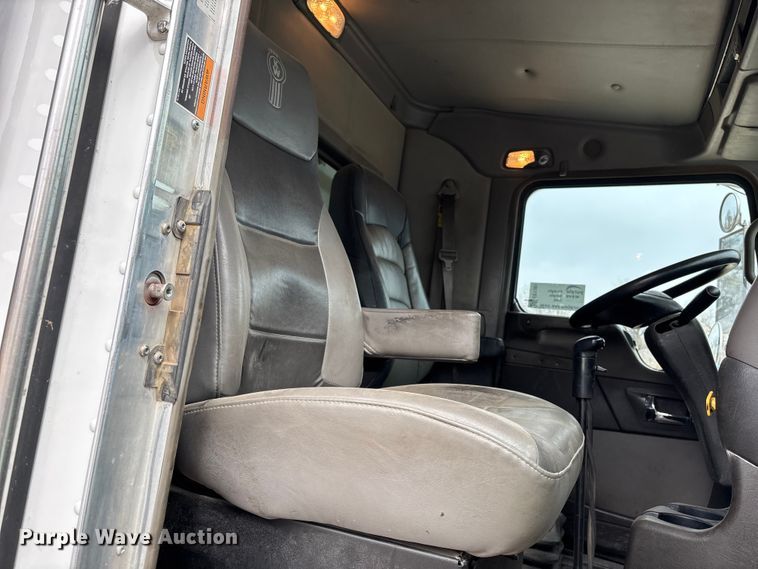 image for item EE1391 2015 Kenworth T800 semi truck