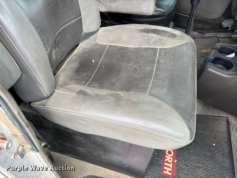 image for item EE1391 2015 Kenworth T800 semi truck