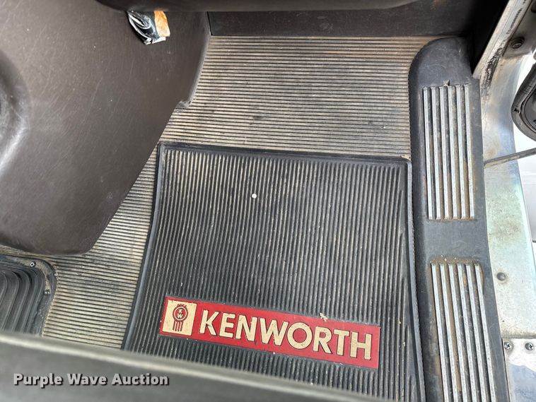 image for item EE1391 2015 Kenworth T800 semi truck