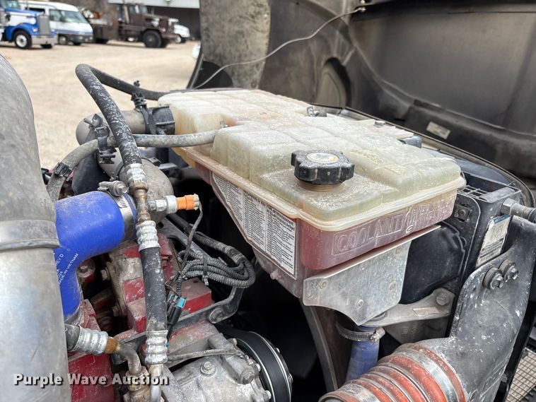 image for item EE1391 2015 Kenworth T800 semi truck