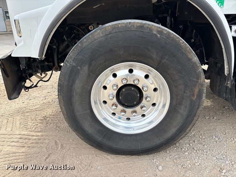 image for item EE1391 2015 Kenworth T800 semi truck