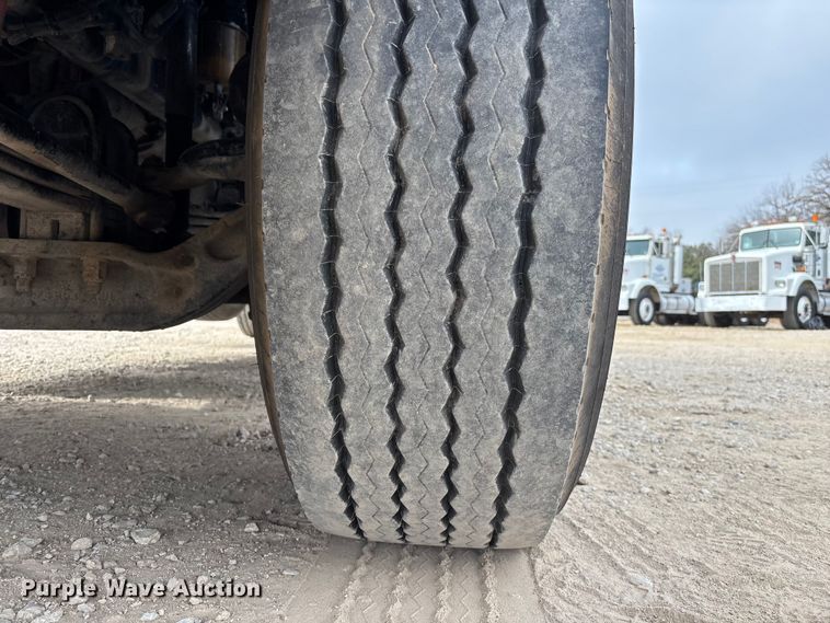 image for item EE1391 2015 Kenworth T800 semi truck