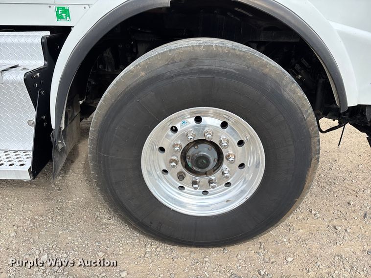 image for item EE1391 2015 Kenworth T800 semi truck