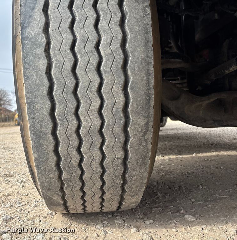 image for item EE1391 2015 Kenworth T800 semi truck