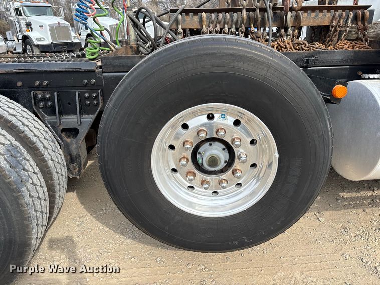 image for item EE1391 2015 Kenworth T800 semi truck