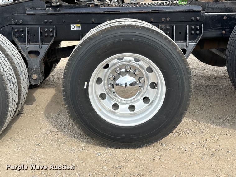 image for item EE1391 2015 Kenworth T800 semi truck