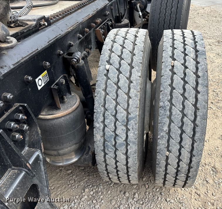 image for item EE1391 2015 Kenworth T800 semi truck